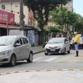 agentes orientam carros em rotatória #paratodosverem