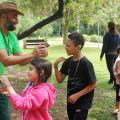 Crianças e adolescentes com deficiência auditiva curtem visita ao Jardim Botânico em Santos