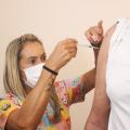 Vacina bivalente é ampliada para pessoas a partir de 12 anos com comorbidades em Santos