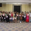 mulheres seguram bexigas rosas #paratodosverem 