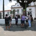 turistas estão em frente à Igreja do Valongo. #paratodosverem