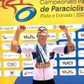 Ciclista comemora com 6 medalhas. #Paratodosverem