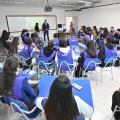 jovens acompanham palestra #paratodosverem