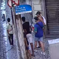 Câmeras de Santos flagram e PM apreende, em poucos minutos, três menores após roubo de celular