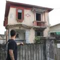 Homem olha para casa antiga #paratodosverem