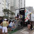 pessoas fazem fila no caminhão #paratodosverem 