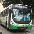 ônibus em rua. #paratodosverem