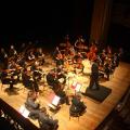 orquestra se apresentando em cima de palco #paratodosverem
