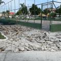 piso com asfalto quebrado, em processo de remoção. #paratodosverem 