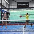Duas atletas segurando raquete em quadra #paratodosverem