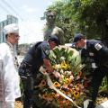 Deposição de flores no busto de Zumbi por dois guardas municipais. #paratodosverem
