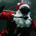 papai noel dentro da água com equipamento de mergulho #paratodosverem