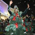 mulher desfila fantasiada de árvore de natal e acena para o público. #paratodos