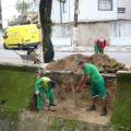 Homem iniciam trabalho de construção de nova passarela. #paratodosverem