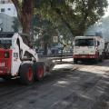 Caminhões realizam serviço na via. #paratodosverem