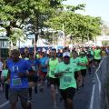 Atletas correm na avenida da orla durante prova. #pratodosverem