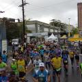 Muitas pessoas correndo em rua #paratodosverem