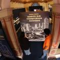 pessoas olhando a exposição #paratodosverem 