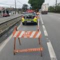 cavalete e viatura da CET em avenida. #paratodosverem