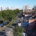 vista aérea de avenida com canal ao centro. #paratodosverem