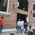 pessoas passando na frente do poupatempo #paratodosverem