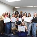 pessoas mostram certificados #paratodosverem