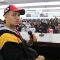 youtuber sentado na frente e crianças sentadas assistindo #paratodosverem