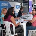 pessoas sendo atendidas no procon móvel #paratodosverem 