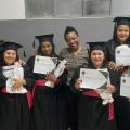 mulheres vestidas com beca exibem diplomas de formatura 