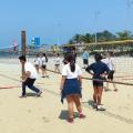 crianças jogando vôlei na praia #paratodosverem 