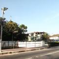 poste com radar no topo está na calçada junto ao canal. As pistas da avenida estão vazias. #paratodosverem