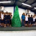 Escola Pedro Crescenti recebe árvore de Natal feita com garrafas PET