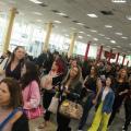 Pessoas desembarcando em terminal marítimo #paratodosverem