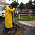 Pontilhão do canal 5 começa a ser demolido manualmente