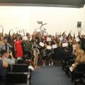 formandos posam para fotos exibindo certificados. #paratodosverem