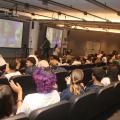 adolescentes assistem apresentação de cantor. #paratodosverem