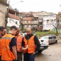 Agentes da defesa civil reunidos em comunidade #paratodosverem