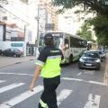 agente de trânsito gesticula para veículos na rua. #paratodosverem 