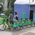 Usuários utilizando o Bike Santos. #Paratodosverem