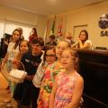 crianças com síndrome de down posam para foto em auditório. #paratodosverem