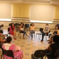 mulheres estão reunidas em roda conversando. #paratodosverem