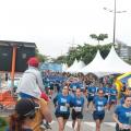 pessoas correm em avenida. #paratodosverem