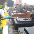 homem com roupa protetora nebuliza produto em cemitério. #paratodosverem 