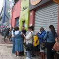 pessoas formam fila em rua, #paratodosverem