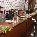 Autoridades sentadas em uma mesa. #paratodosverem