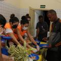 universitárias servem pizza para homem #paratodosverem