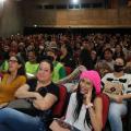 pessoas sentadas nas poltronas do teatro #paratodosverem
