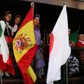 mulheres seguram bandeiras de vários países #paratodosverem