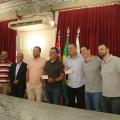 vereadores e o prefeito posam para foto atrás de uma mesa. #paratodosverem