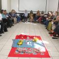 pessoas sentadas em roda. #paratodosverem 